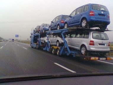 Ein ganzer Transporter mit VW Tourans. 